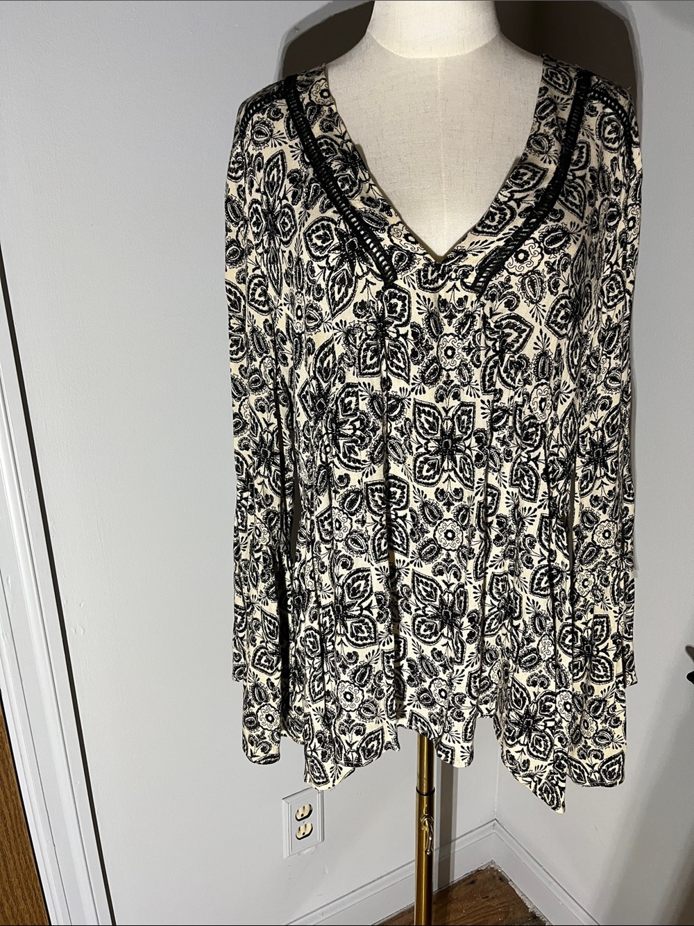 Eri & Ali Black & Cream Floral V-Neck Tunic with Trim - Size XL